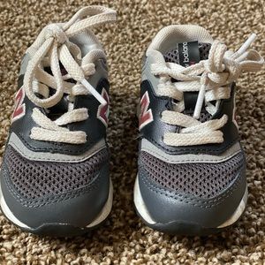 TODDLER NEW BALANCE SHOES 5C